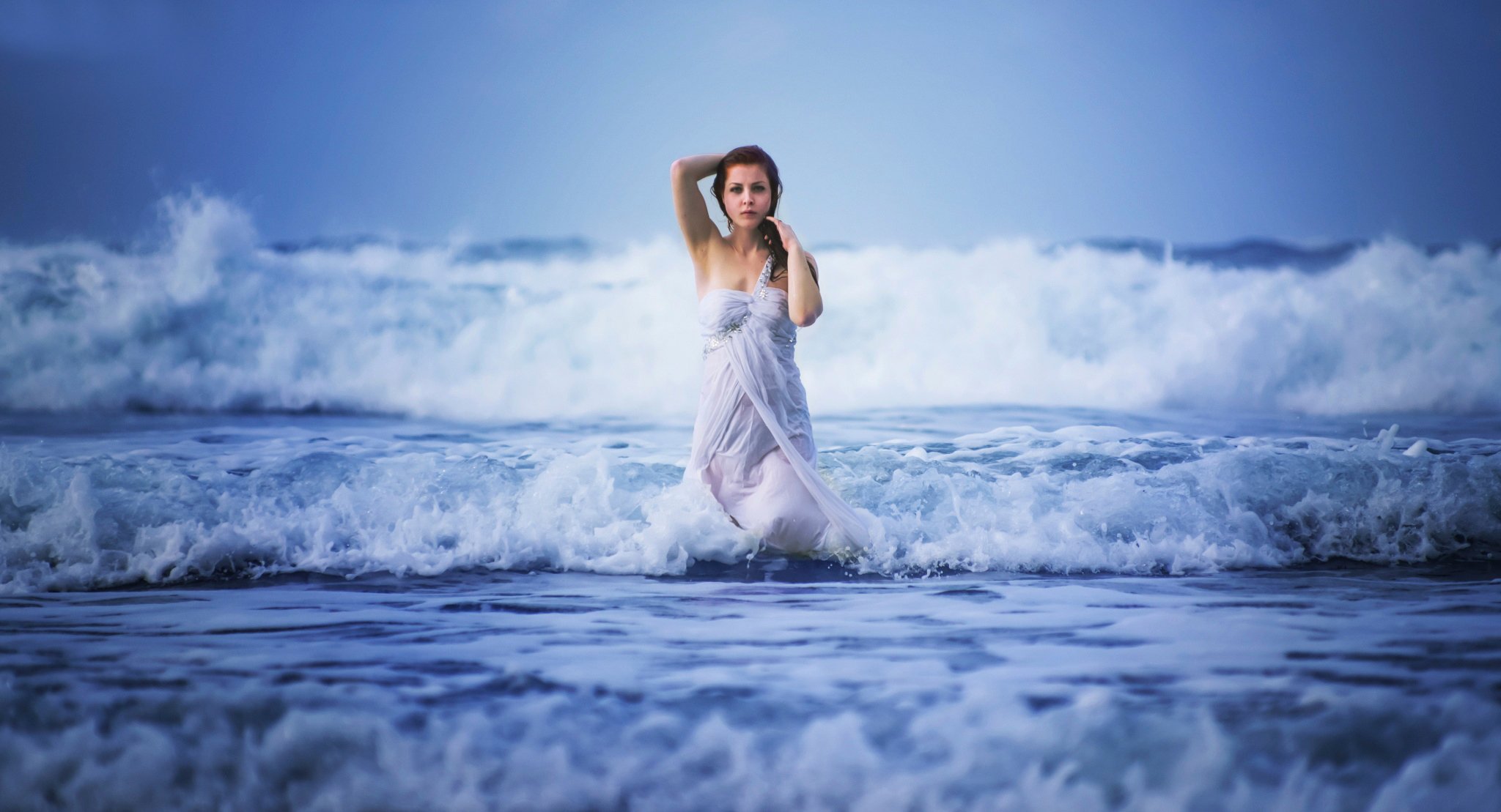 les vagues la jeune fille de la mousse de l océan