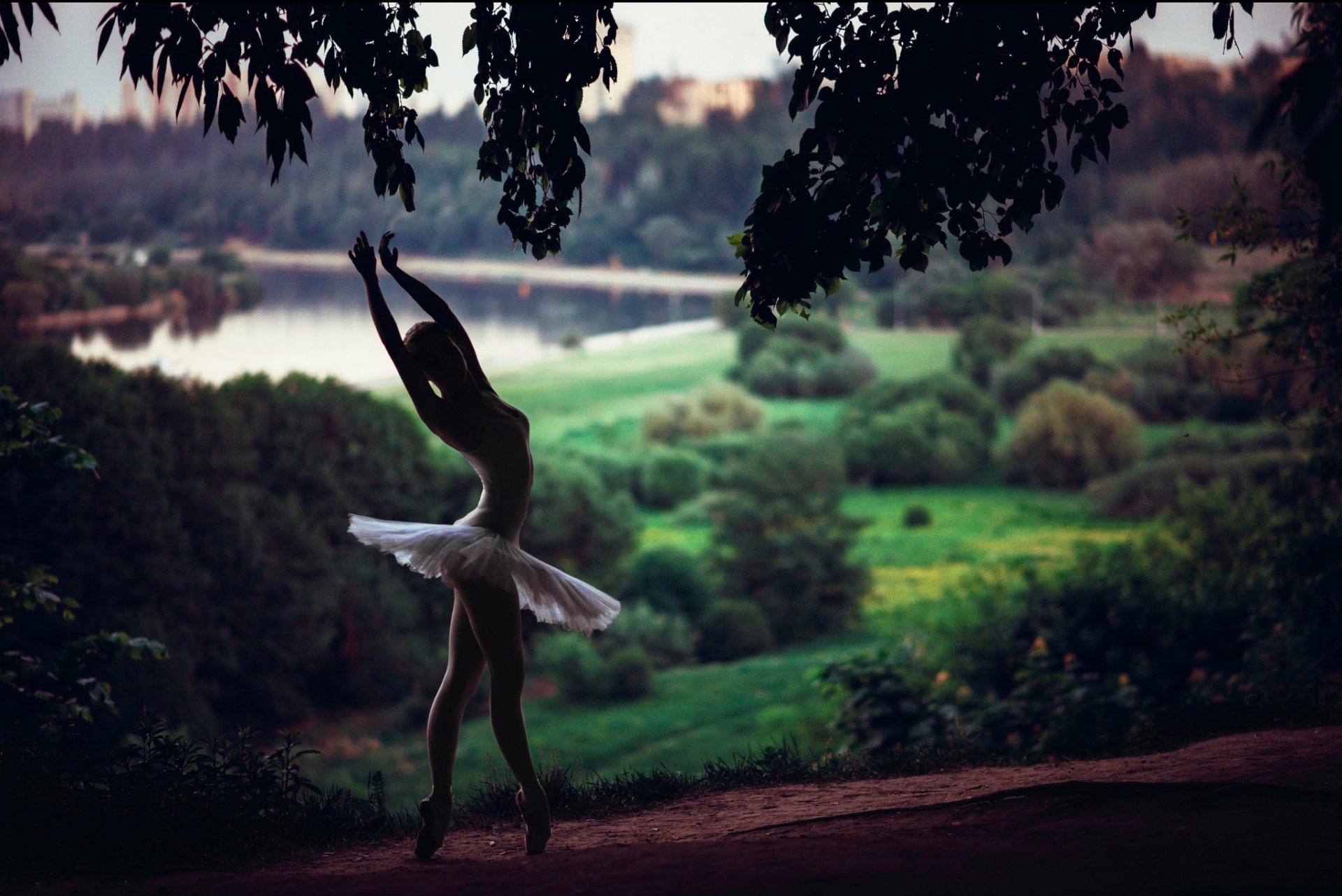 bailarina danza naturaleza bosque río