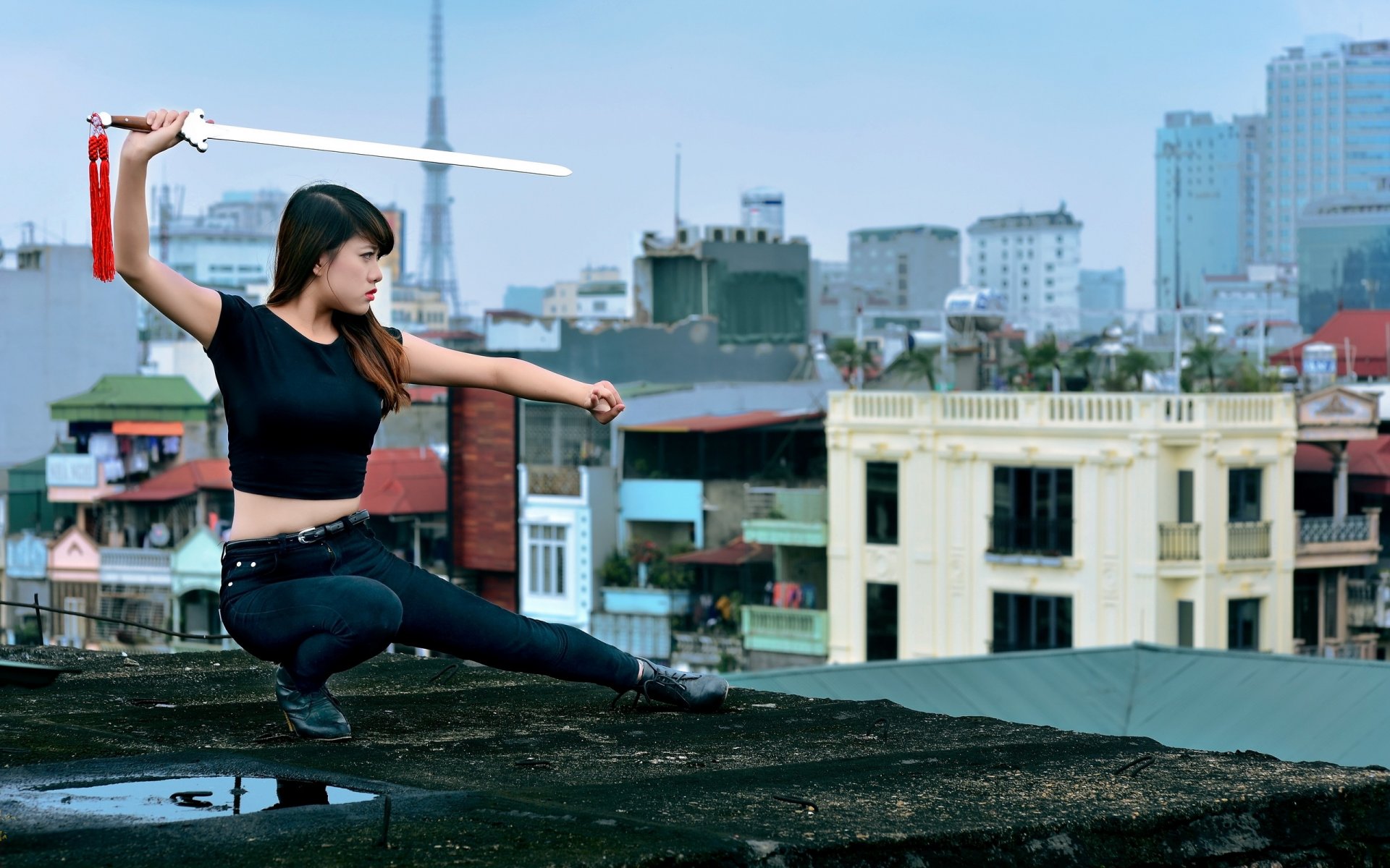 fille asiatique épée