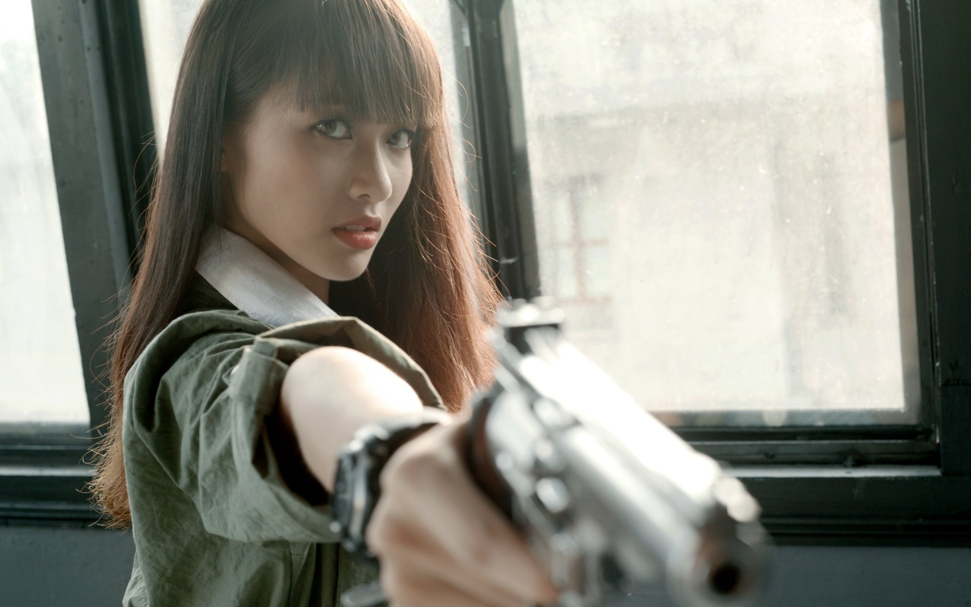 fille asiatique vue pistolet