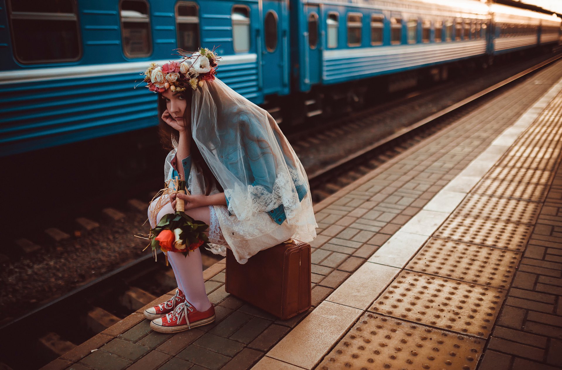 sposa piazzale treno valigia bouquet stazione ferroviaria