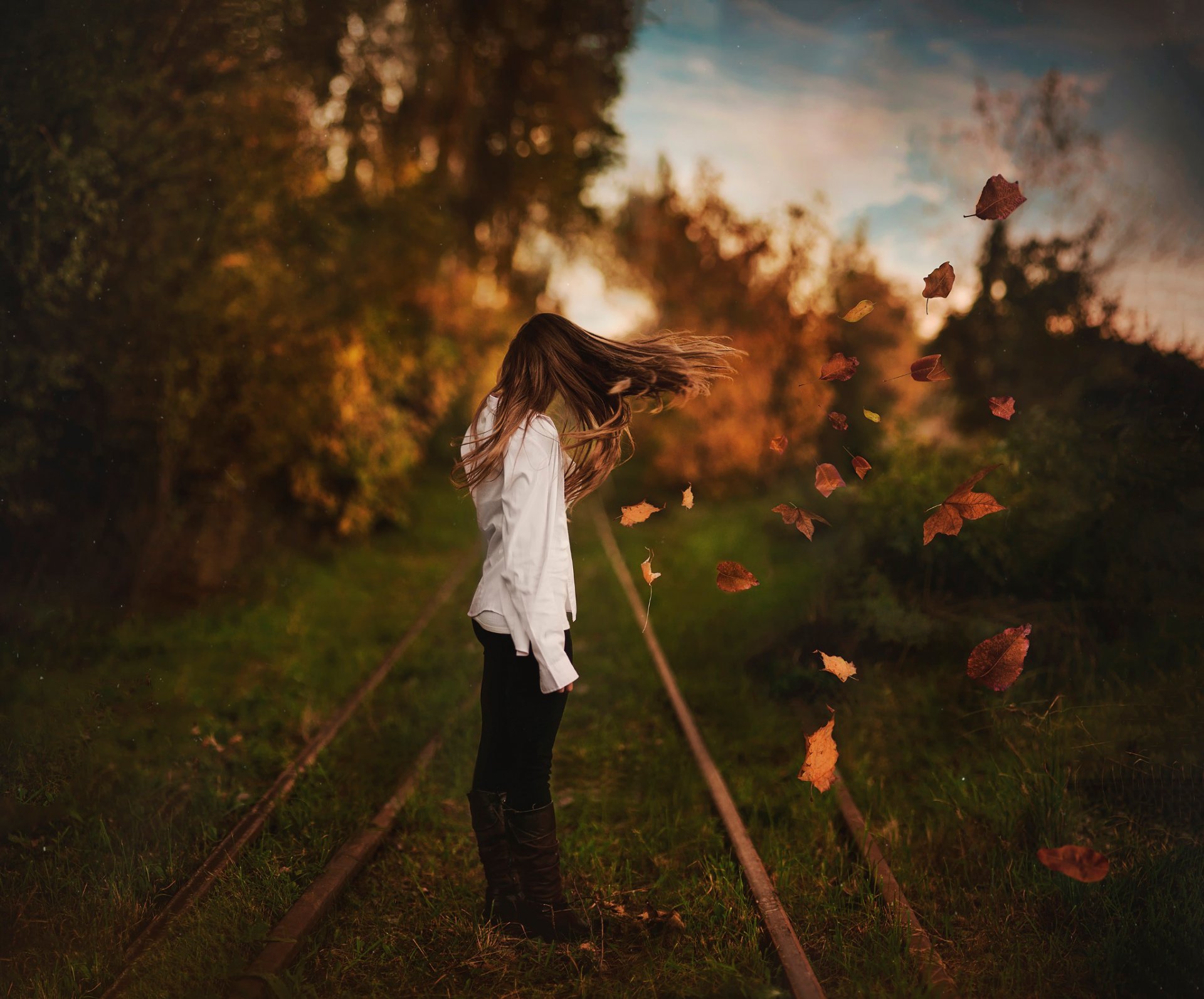 l automne les feuilles le vent la jeune fille les cheveux boké