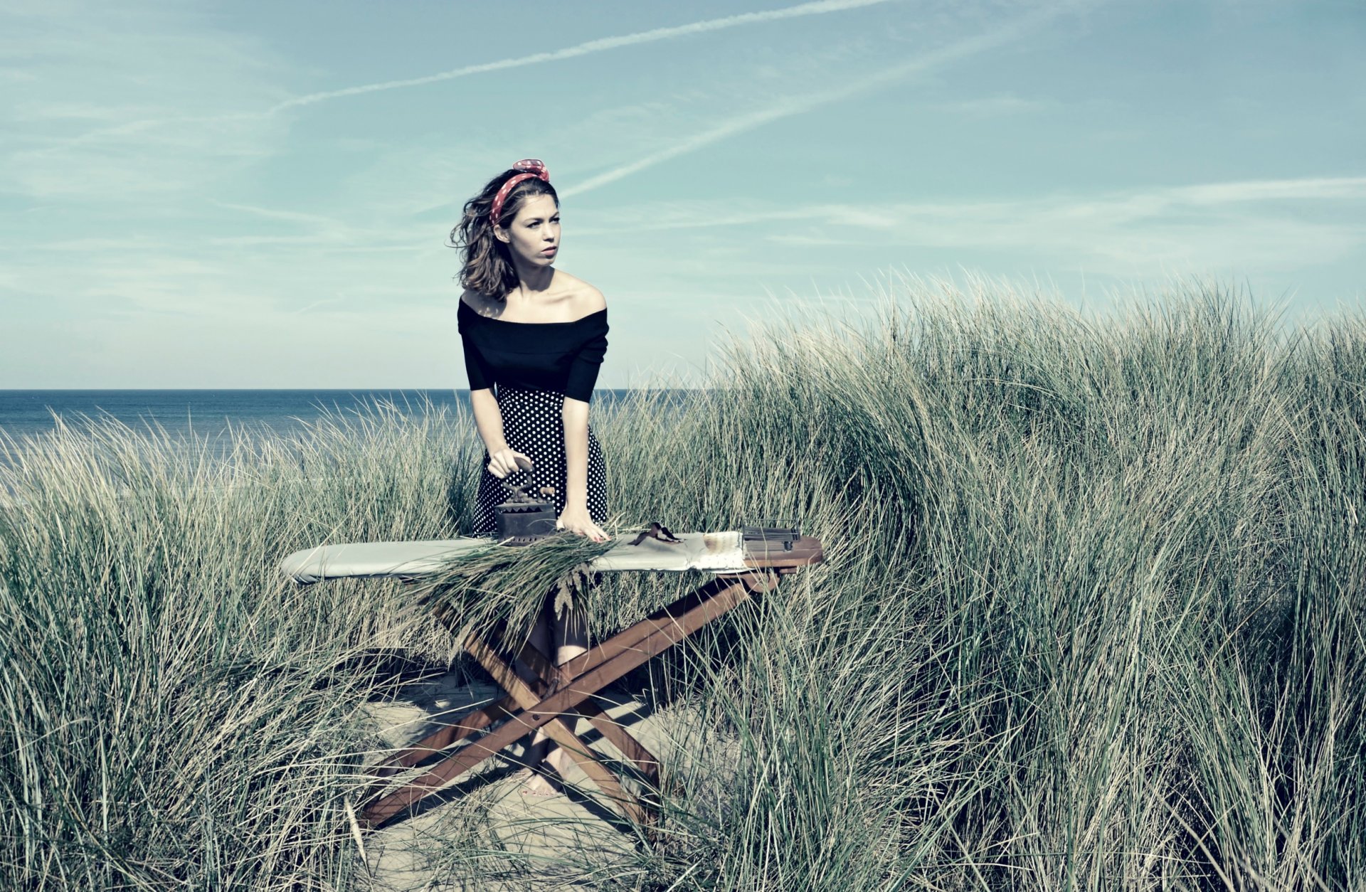 plage herbe fille sur la rive fer à repasser repassage