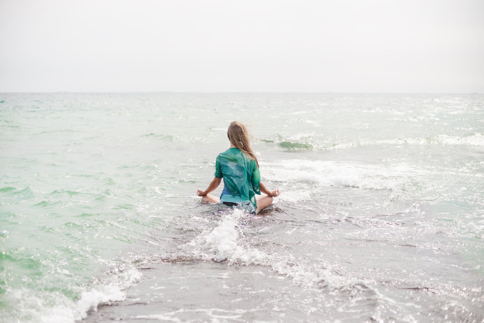 ragazza bionda yoga mare surf