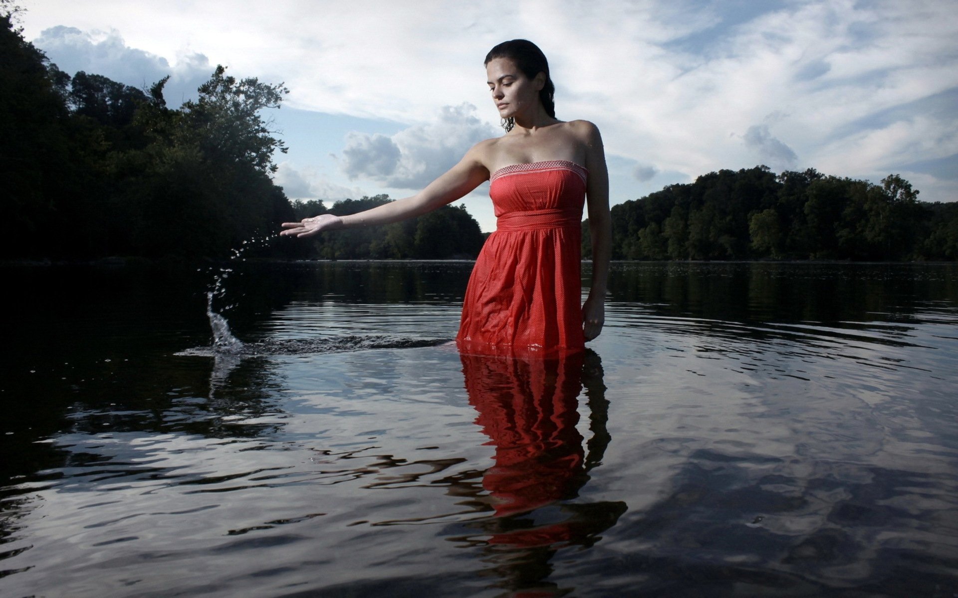 pelo oscuro rojo vestido agua gotas salpicaduras naturaleza