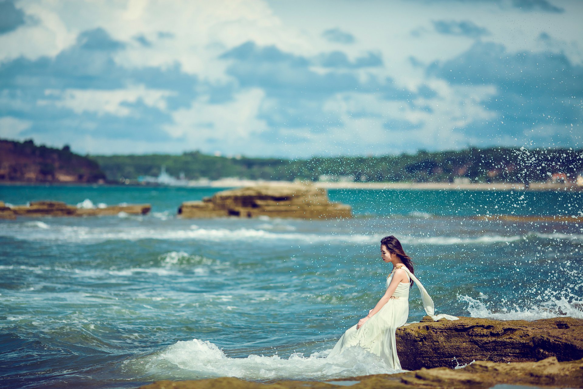 la jeune fille le surf les vagues les éclaboussures la robe de