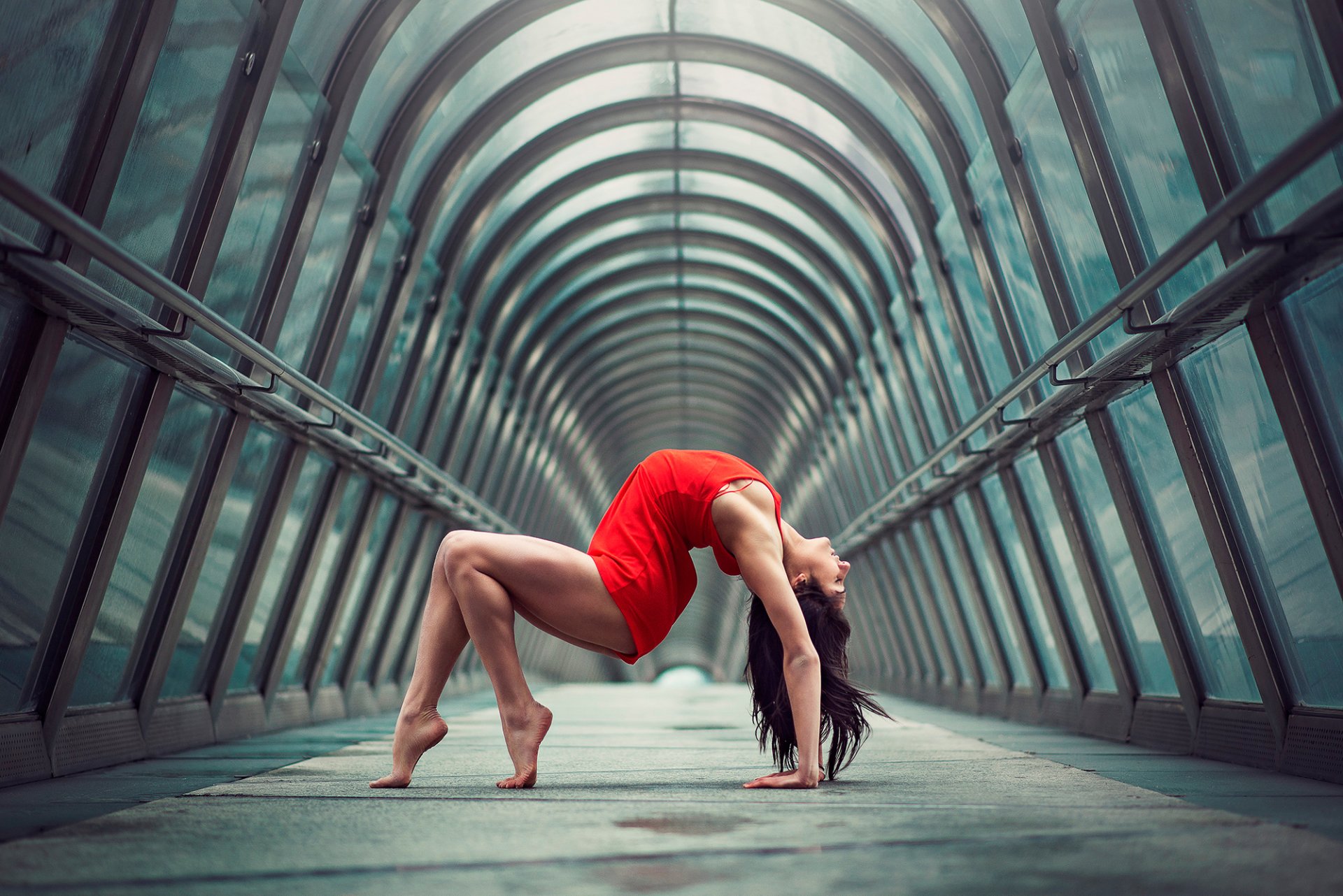 julie márquez gymnaste la fille en rouge la grâce les pieds la figure la flexion de la ville