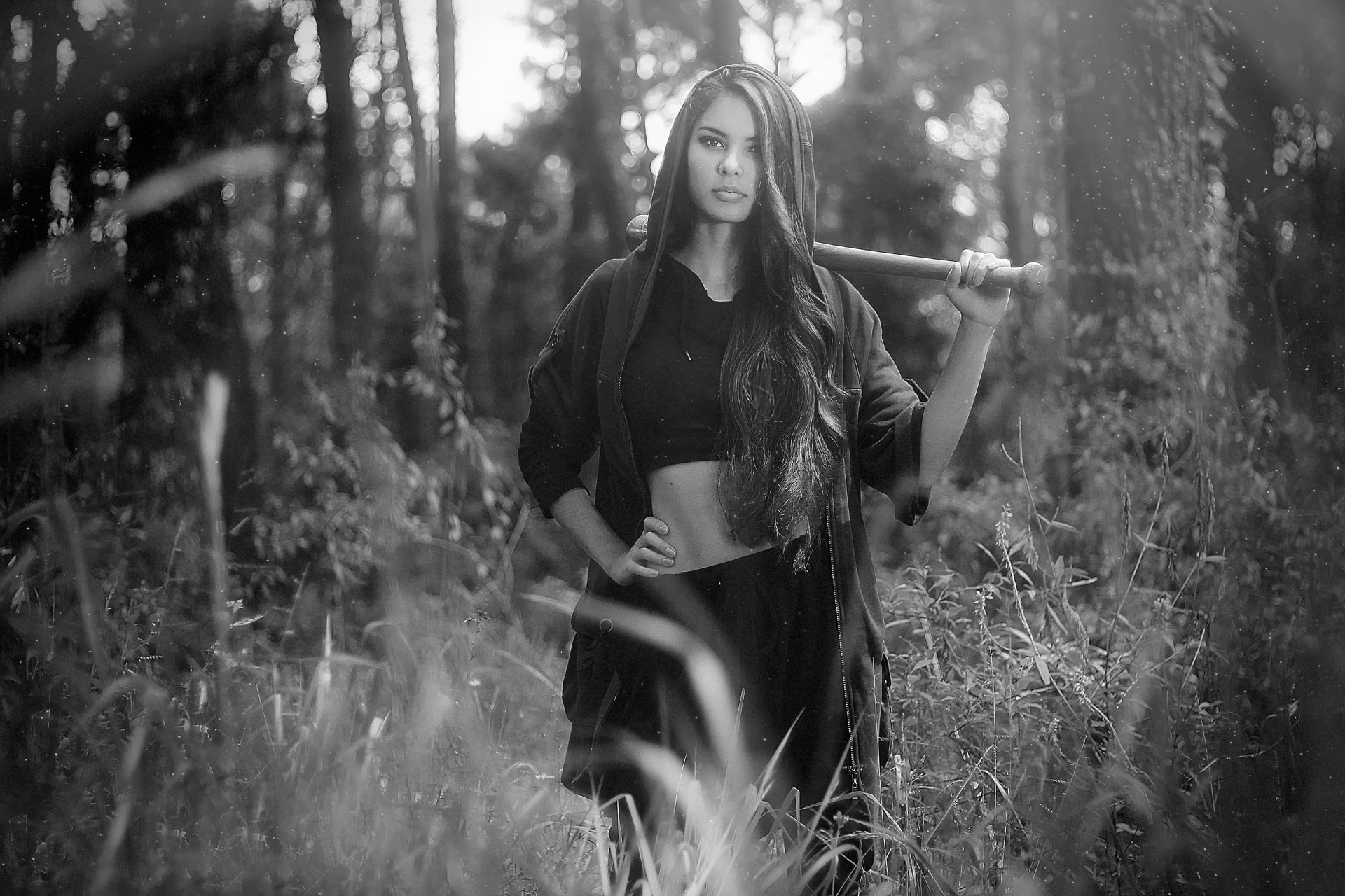 la forêt la jeune fille peu dangereux photo noir et blanc