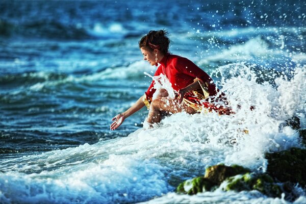 La jeune fille lors d un surf sur les rives de la