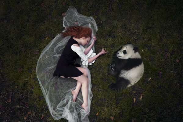 Chica joven solitaria con un Panda