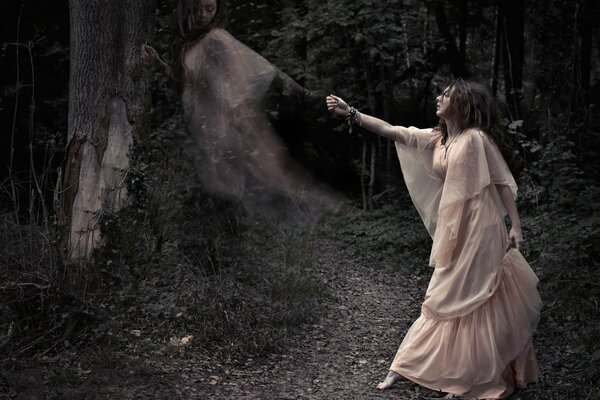 La Ducha de una chica en un vestido rosa llamándola al bosque oscuro