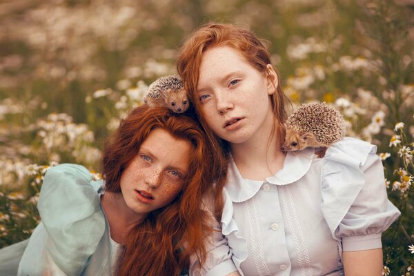 Photo de deux belles filles avec un hérisson