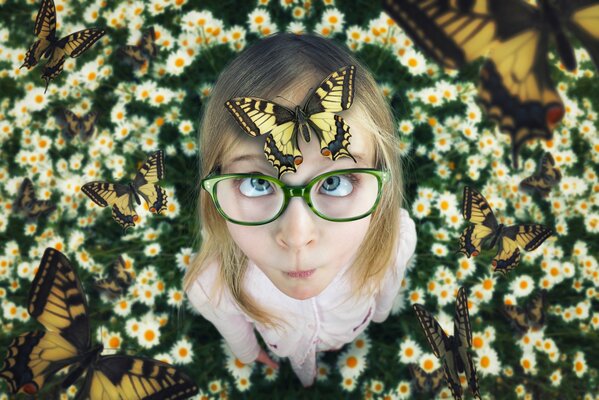 Chica con gafas, campo, mariposas