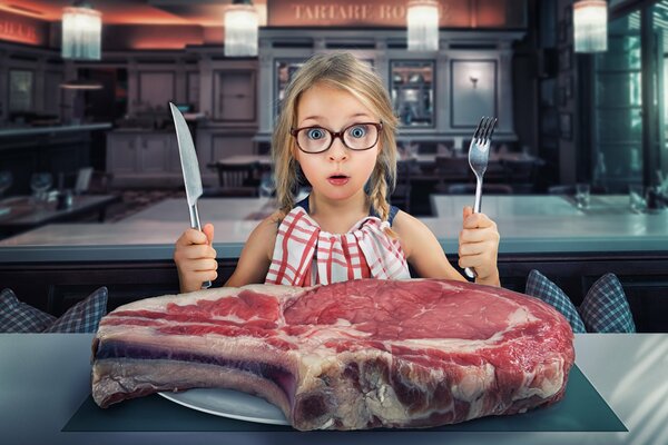 Devant elle un énorme steak de viande