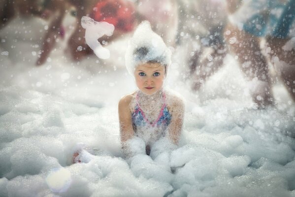 La petite fille s amuse à пеноой fête