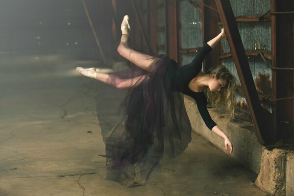 Levitation of a ballerina in an empty hall