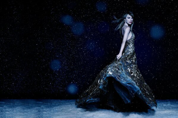 Taylor Swift un hermoso vestido sobre un fondo oscuro con reflejos