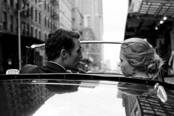 Photo en noir et blanc des amoureux dans la voiture