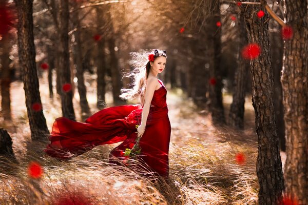 Chica en vestido rojo en el bosque