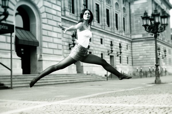 Sexy fille de saut dans la danse