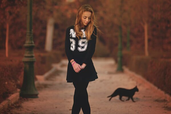 Figure d une jeune fille dans un parc sur l avenue