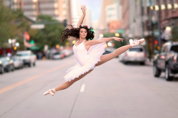 Ballerine de faire le saut dans la rue