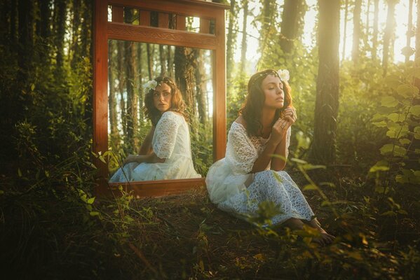 Eine mystische Reflexion. Hexe im Wald