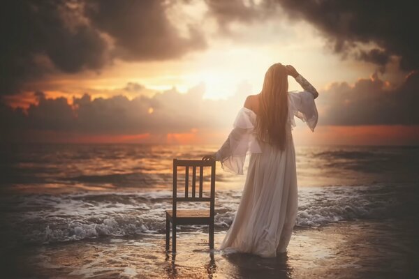 Photo de Forsaken avec une fille au bord de la mer et une chaise