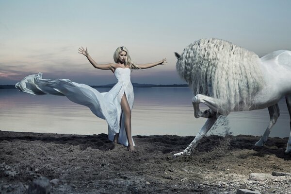 Ragazza in abito bianco cavallo bianco