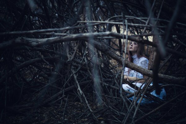 Девушка спряталась в лесных дебрях