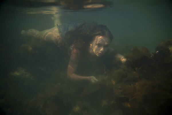 Dziewczyna na dnie oceanu. Sesja zdjęciowa pod wodą