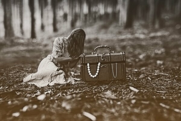 Ragazza in abito con petto nella foresta