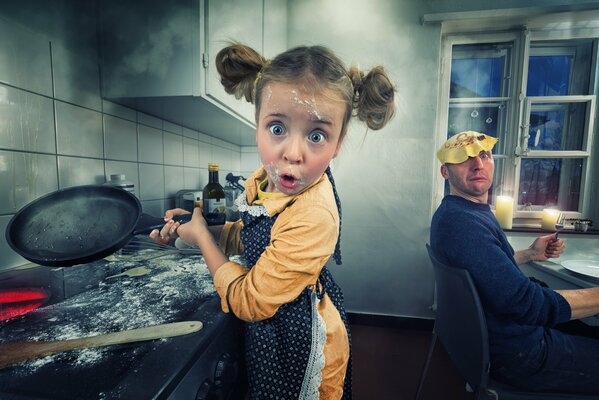 Figlia cerca di cucinare uova strapazzate