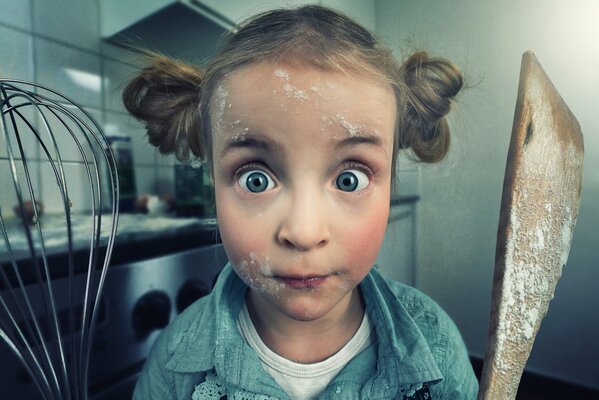 Ragazza padrona in cucina con frusta