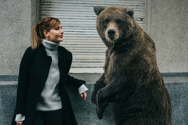 Mädchen, um einen Bären zu treffen
