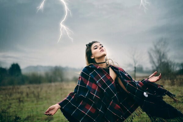 Ein Spaziergang bei schlechtem Wetter. Mädchen im Regen