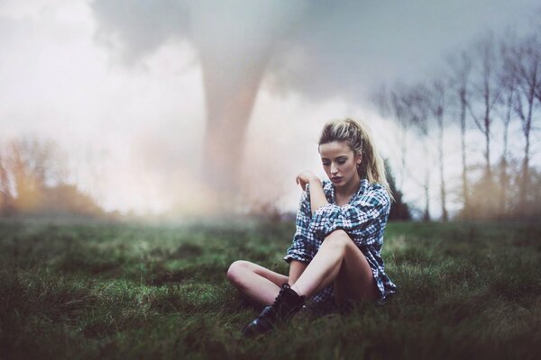 Chica sentada en el Suelo después del Tornado