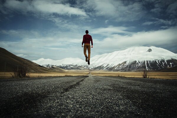 Il ragazzo cammina sulla strada per il cielo