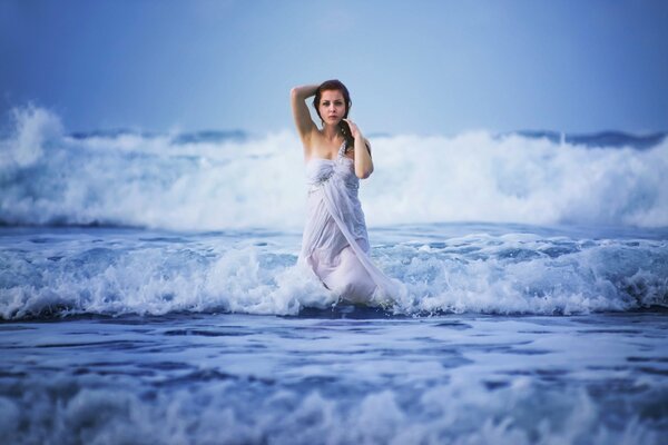 Belle jeune fille dans les vagues de l océan