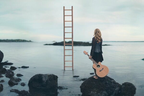 Das Mädchen mit der Gitarre schaut auf die Treppe in den Himmel