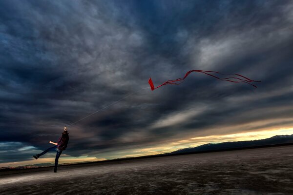 La ragazza fa volare un aquilone