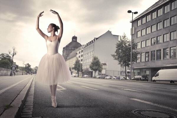 Ballerine debout dans la rue de la ville déserte