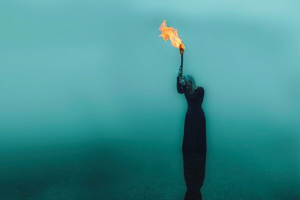 Chica con una antorcha en el cielo