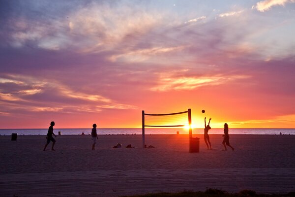 Schöner Sonnenuntergang über dem Strand