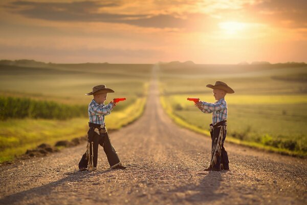 Bambini gemelli che giocano sulla strada