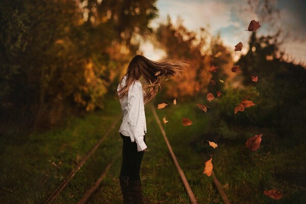 Ragazza oleosa in autunno con i capelli sciolti