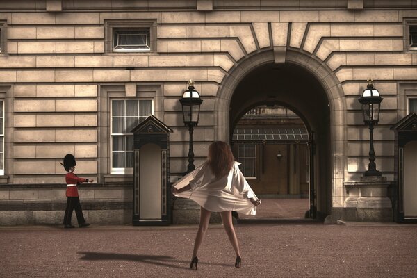 La jeune fille dans la rue, en vêtements blancs,