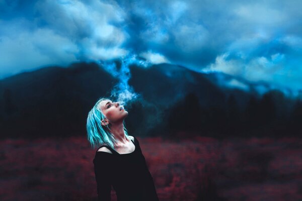 La fille avec le bleu cheveux exhale le ciel