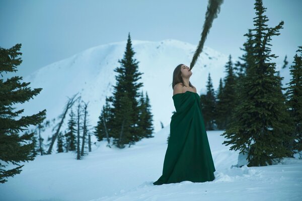 Mädchen im grünen Kleid im Schnee