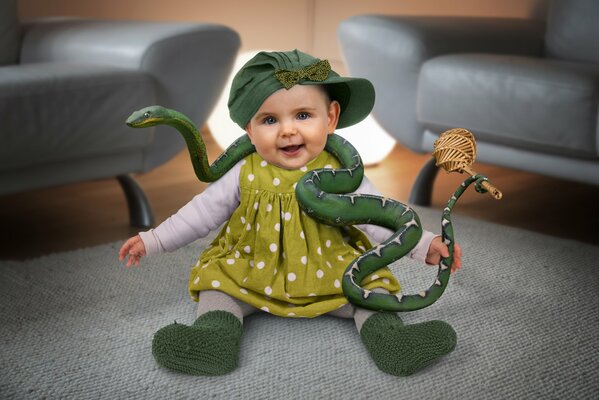 Bébé joue avec un serpent